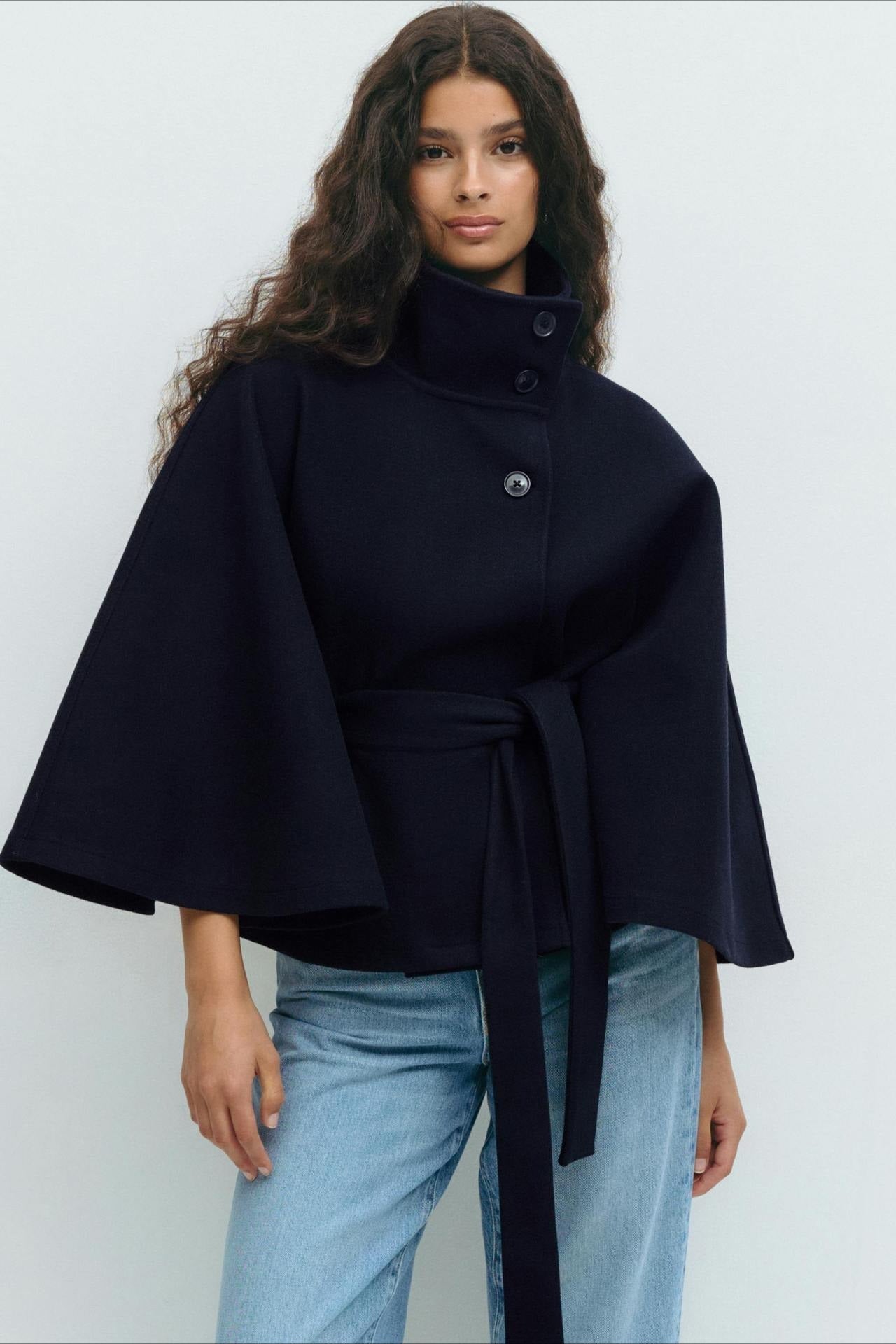 Abrigo de Cuello Alto con Detalle de Botones y Manga Murciélago