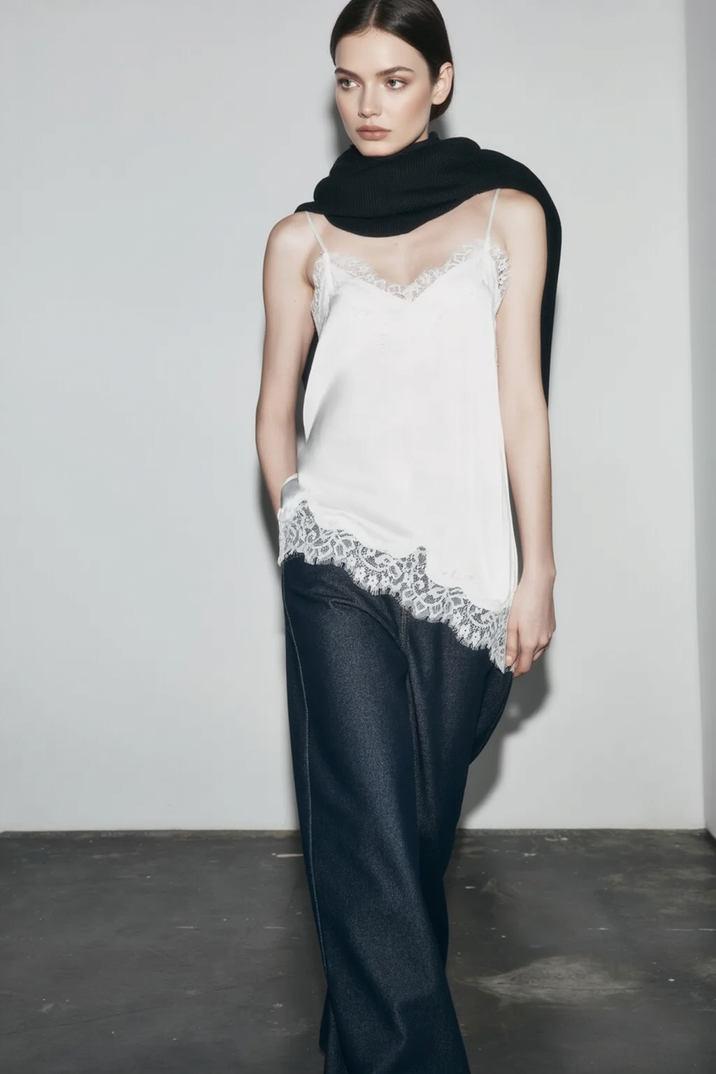 Top Cami Ajustable con Panel de Encaje