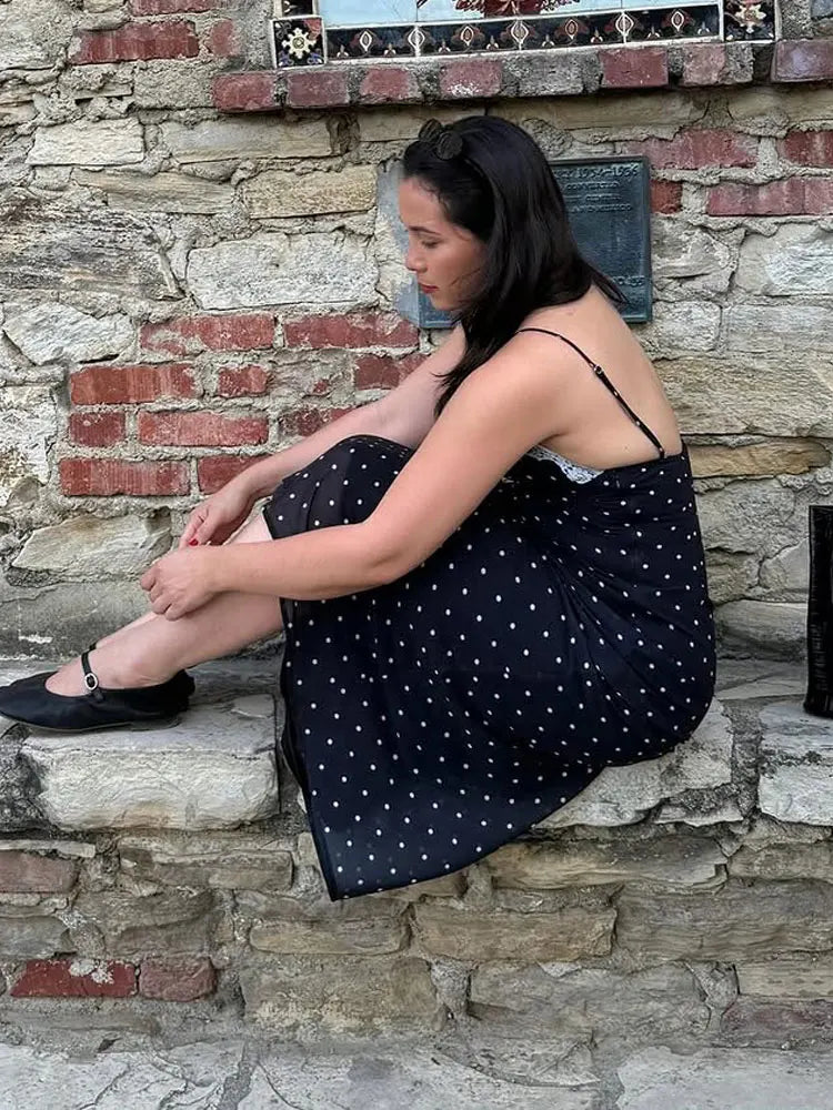 Vestido Largo Chic de Lunares con Cuello en V y Encaje Elegante