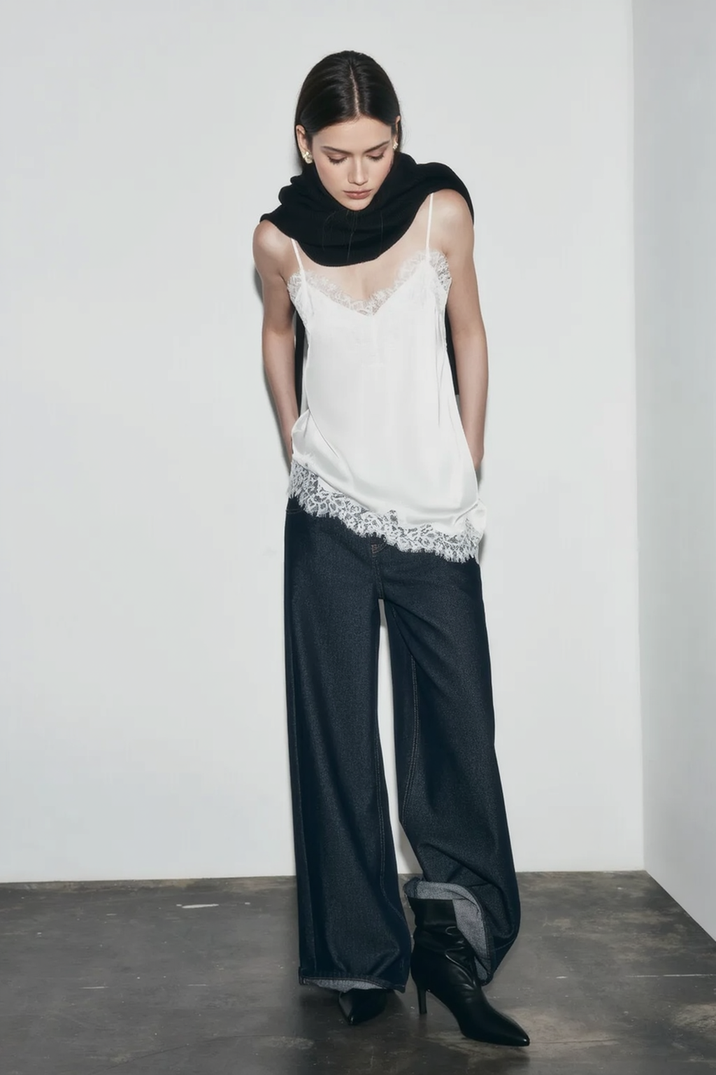 Top Cami Ajustable con Panel de Encaje