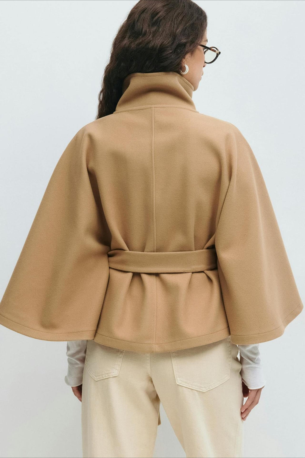 Abrigo de Cuello Alto con Detalle de Botones y Manga Murciélago