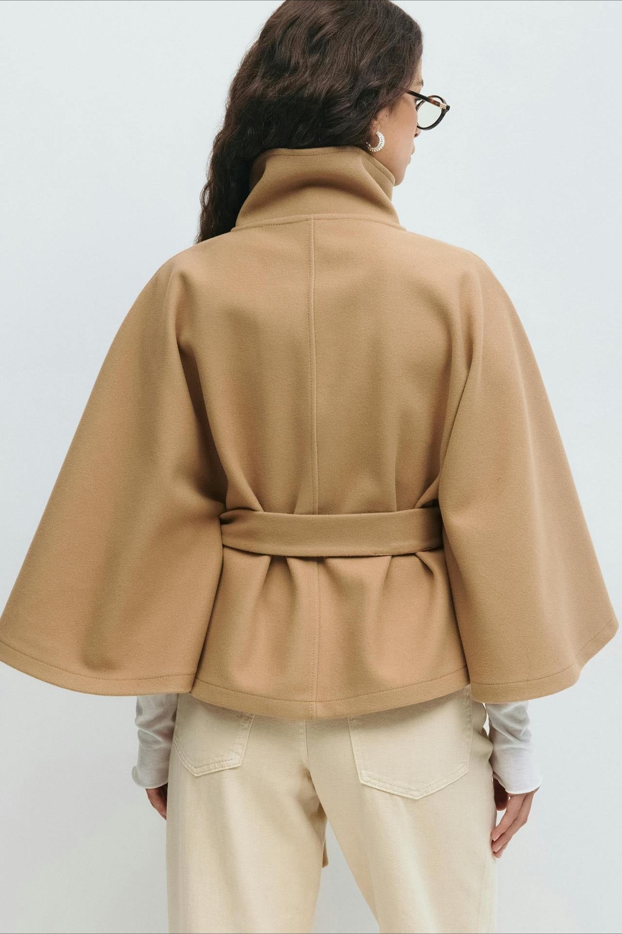 Abrigo de Cuello Alto con Detalle de Botones y Manga Murciélago